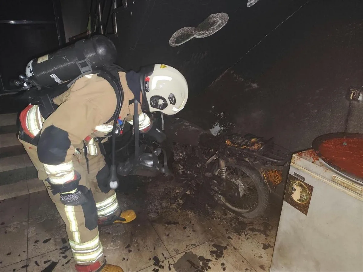 Hatay Arsuz'da Motosiklet Yangını: Mahsur Kalan 2'si Çocuk 4 Kişi Kurtarıldı