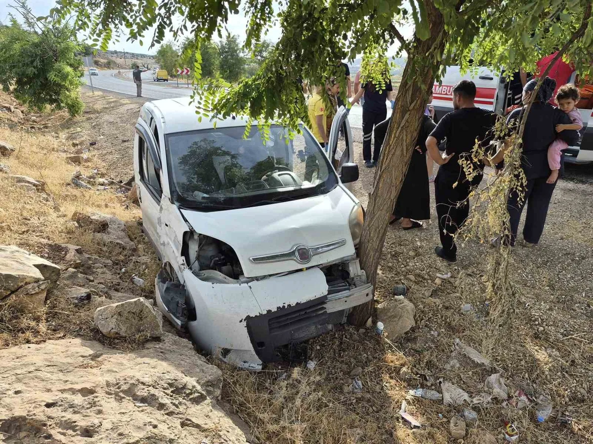 Gaziantep'in Yavuzeli ilçesinde trafik kazası: Hafif ticari araç ağaca çarptı, 2 kişi yaralandı