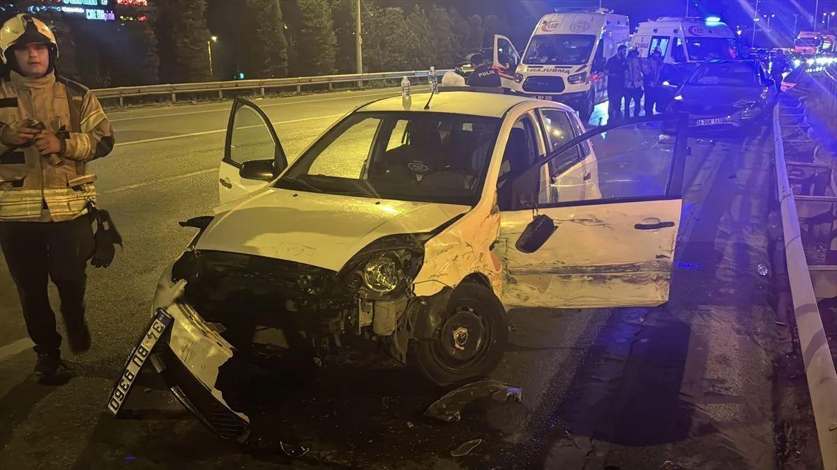 Ümraniye'de Zincirleme Trafik Kazası: 4 Araç Karıştı, 3 Kişi Yaralandı