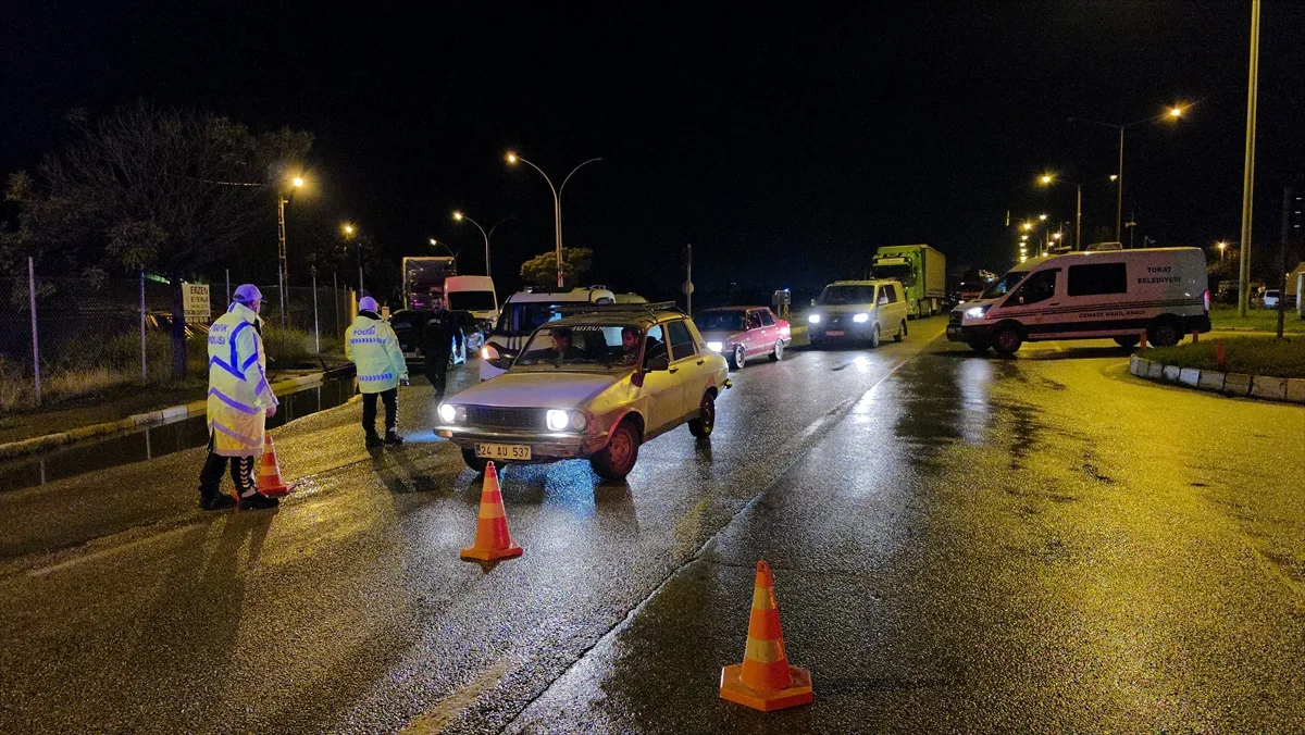 Erzincan-Erzurum kara yolu heyelan sonrası temizlenerek yeniden trafiğe açıldı