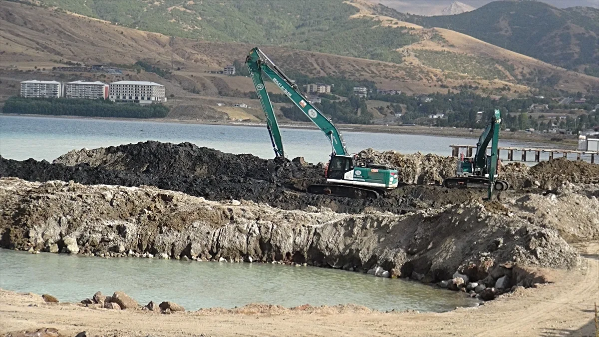 Van Gölü'nde Dip Çamuru Temizliği: 4 Milyon Metreküplük Atık İçin Çalışmalar Hız Kazandı