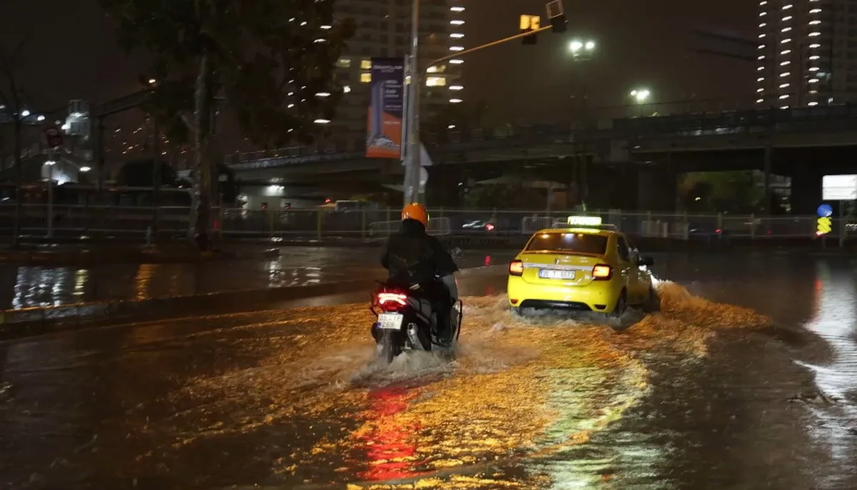 İzmir'de Gece Saatlerinde Etkili Olan Gök Gürültülü Sağanak Hayatı Olumsuz Etkiledi