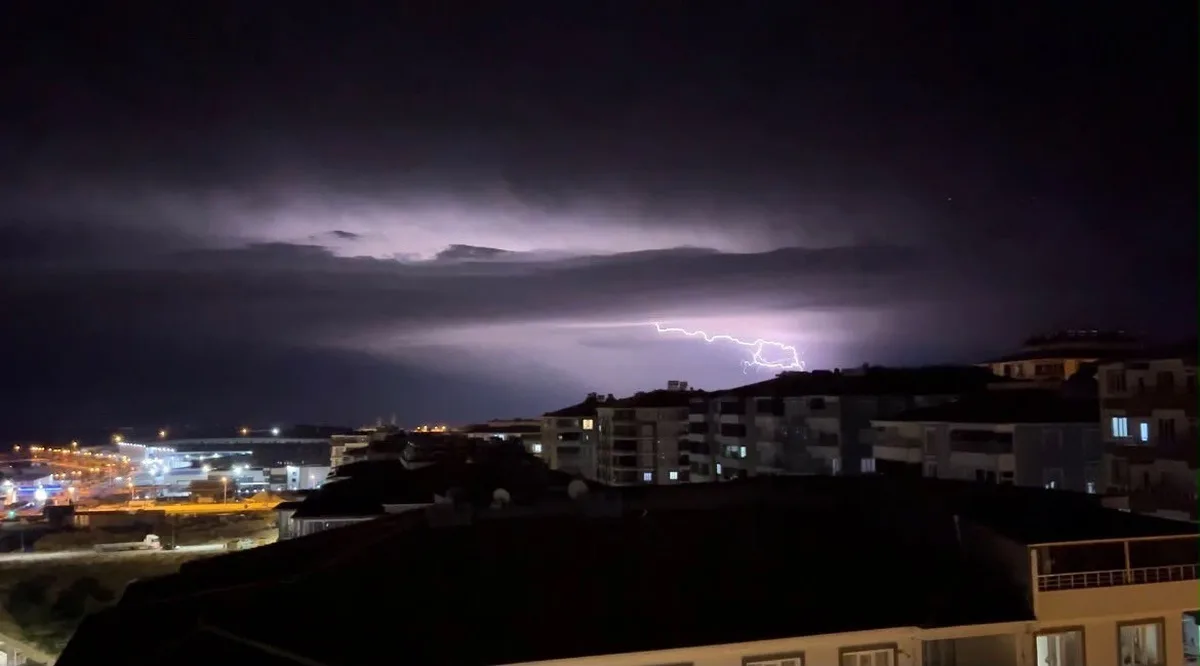 Adıyaman'ın Besni İlçesinde Şiddetli Sağanak ve Gök Gürültüsü Geceye Damga Vurdu