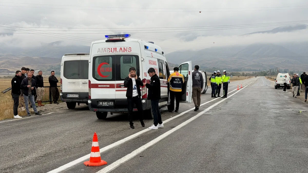 Hakkari Yüksekova'da Öğrenci Servisi Kaza Yaptı: 12 Öğrenci Yaralandı