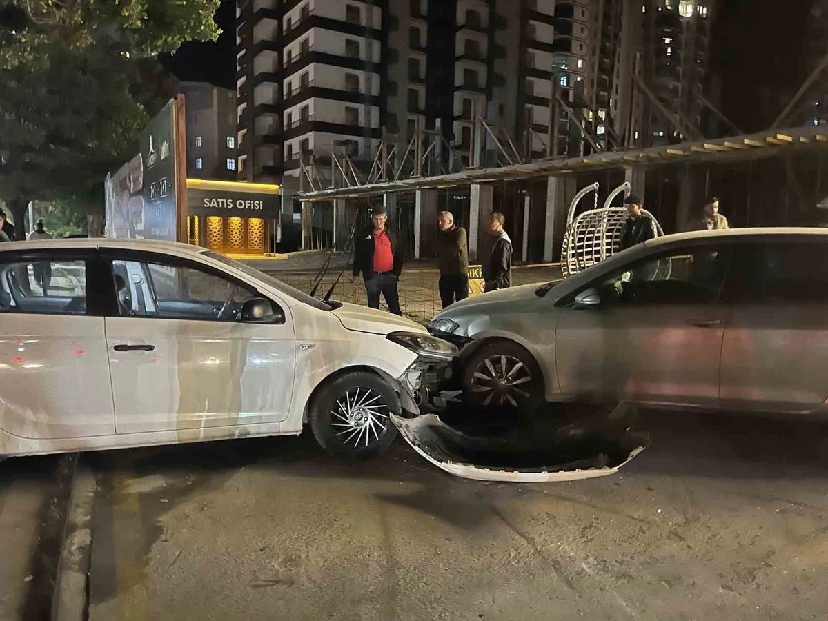 Niğde'de Trafik Kazası: Kontrolden Çıkan Otomobil Direğe ve Park Halindeki Araca Çarptı