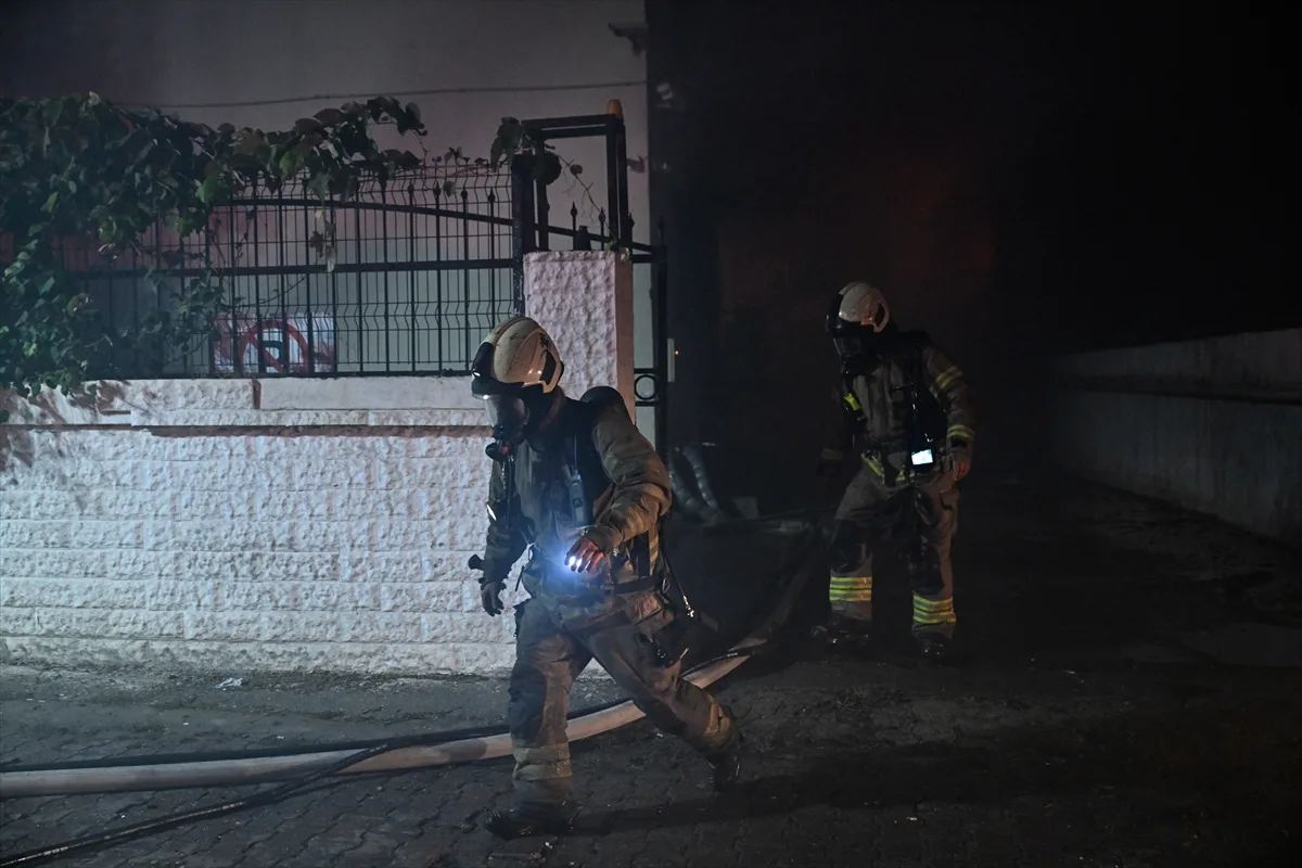 Esenyurt'ta Oto Lastikçide Başlayan Yangın Çevredeki İş Yerlerine ve Yemek Fabrikasına Sıçradı