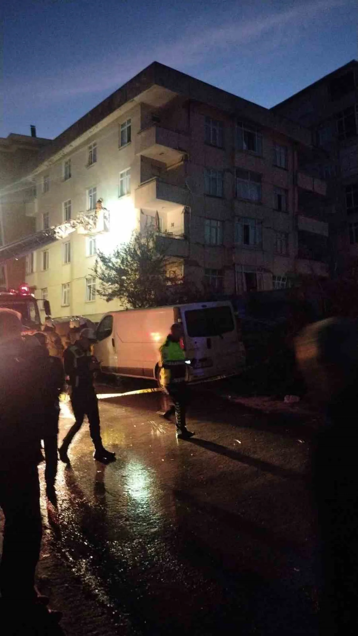 İstanbul Maltepe'de Bina Çökmesi: Ekipler Mahsur Kalanları Kurtarmak İçin Çalışıyor