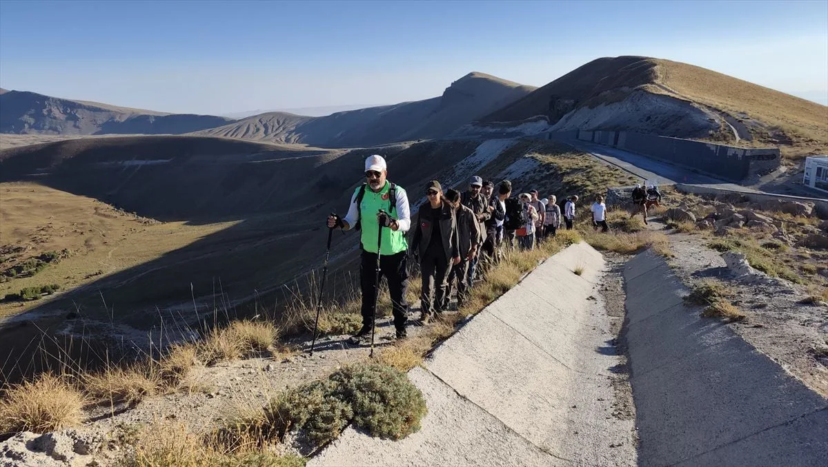 Bitlis'te 8. Geleneksel Nemrut Kalderası Çanak Yürüyüşü Başladı: 30 Kilometrelik Parkurda UNESCO Çağrısı