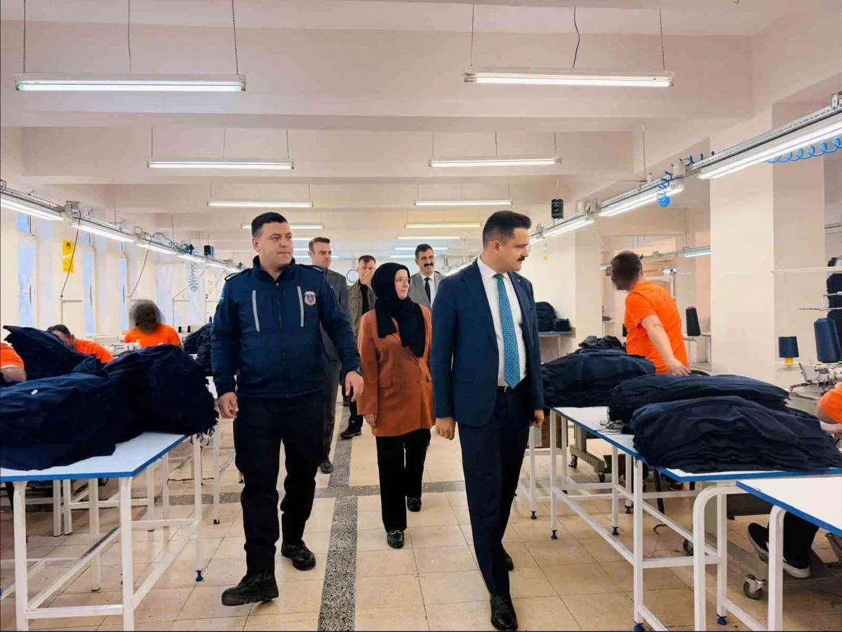 Bilecik Gölpazarı Kaymakamı Onur Titiz, Açık Ceza İnfaz Kurumu'ndaki Üretim Atölyelerini Denetledi