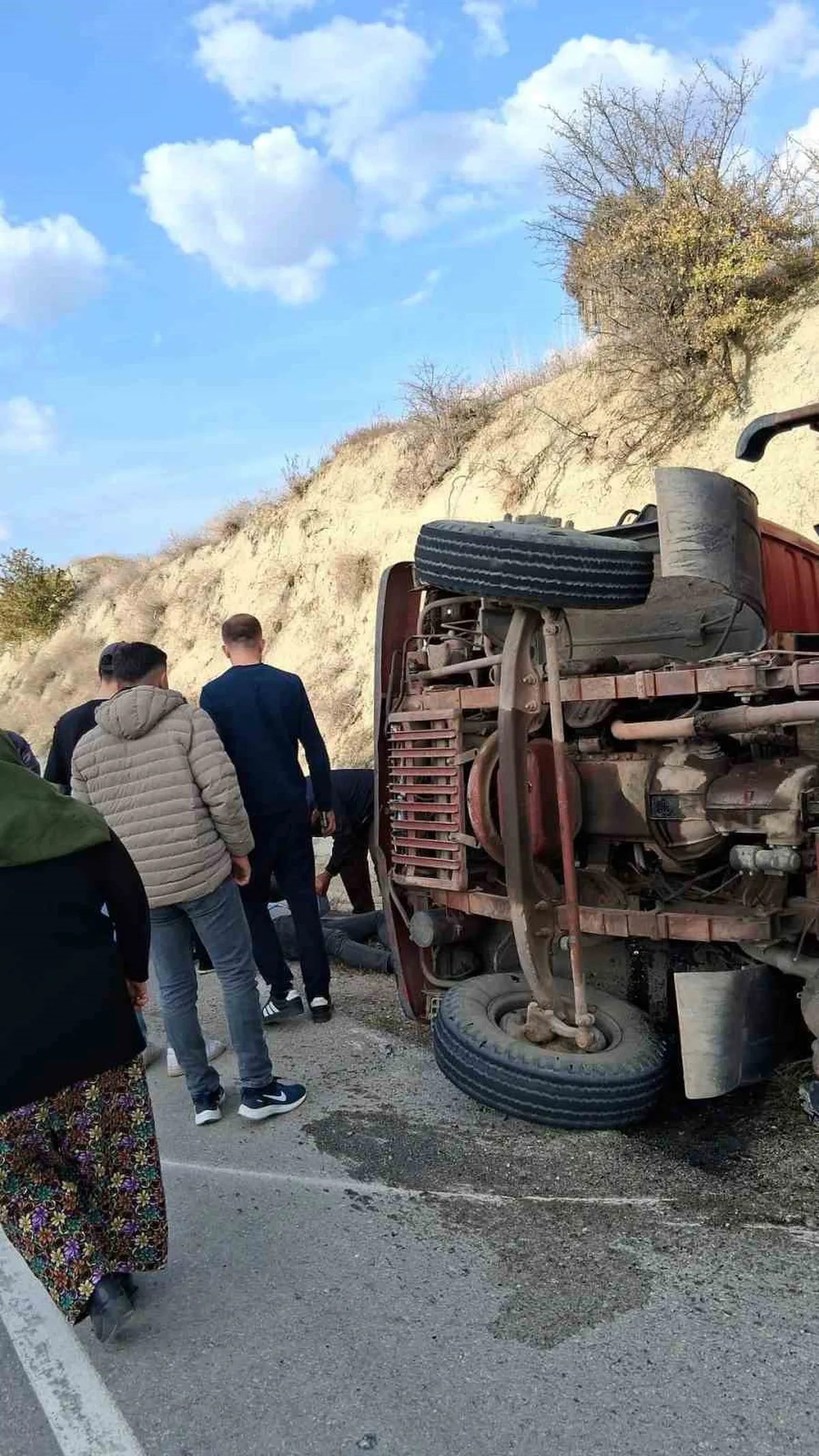 Burdur Altınyayla'da Yük Kamyonu Devrildi: Bir Kişi Yaralandı