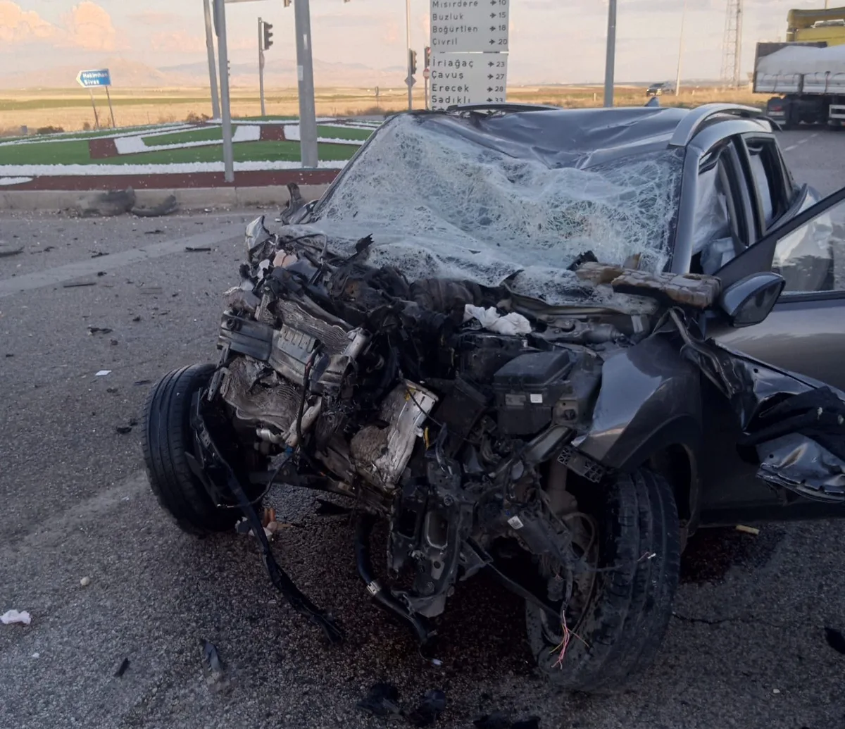Malatya'da Minibüs ve Otomobil Çarpıştı: 3 Yaralı, 1'inin Durumu Ağır