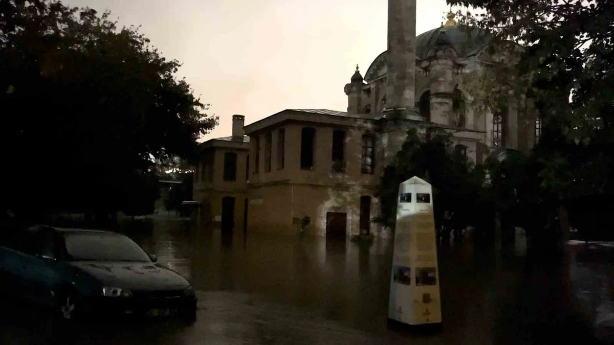 Kağıthane'de Şiddetli Yağış Nedeniyle Dere Taştı: Tarihi Yapılar Sular Altında Kaldı