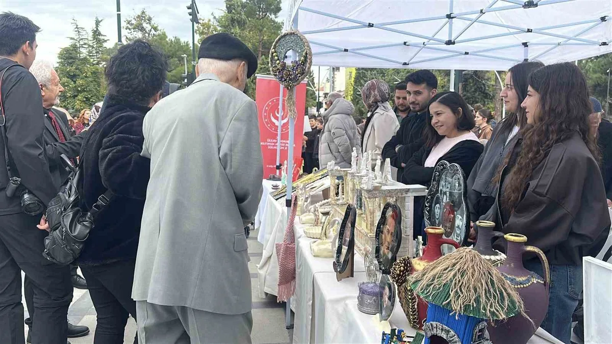 Burdur’da 1 Ekim Dünya Yaşlılar Günü Kapsamında Kuşaklar Arası Yürüyüş Düzenlendi