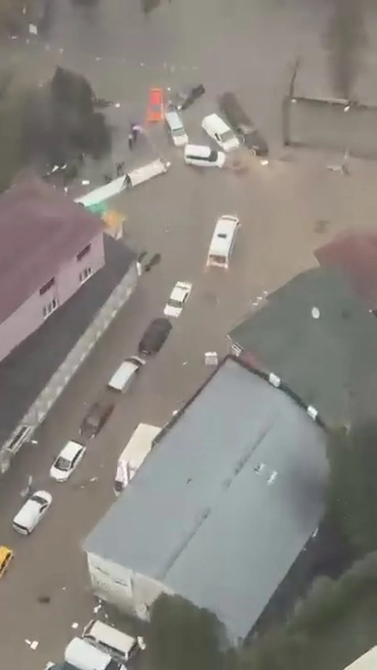 İstanbul Sarıyer'de Şiddetli Sağanak: Ayazağa'da Onlarca Araç Sular Altında Kaldı
