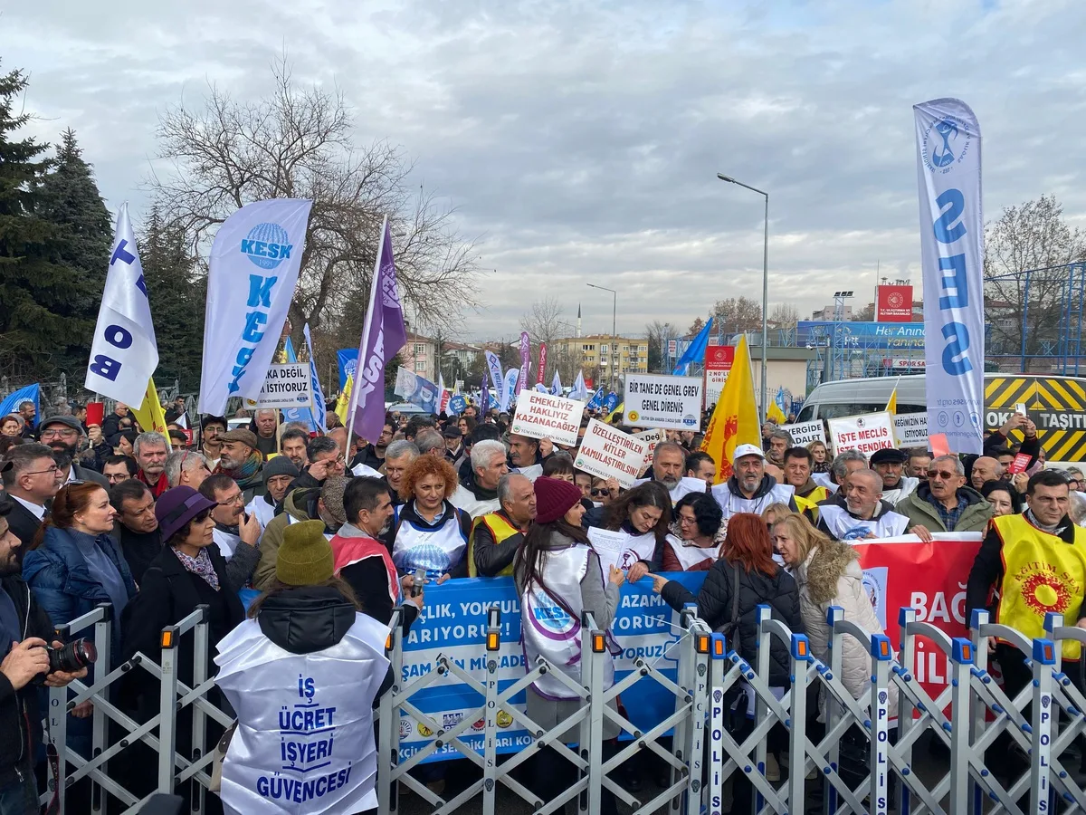 KESK'ten Emekli Polis Ali Şekeroğlu'nun Ölümüne İlişkin Açıklama: 'Geçinemiyorum' Milyonların Çığlığıdır