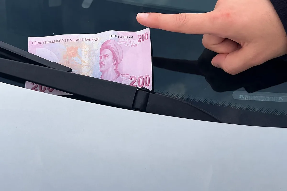 Otoparklarda Yeni Hırsızlık Yöntemi: Sileceklerdeki 200 TL Tuzağına Dikkat