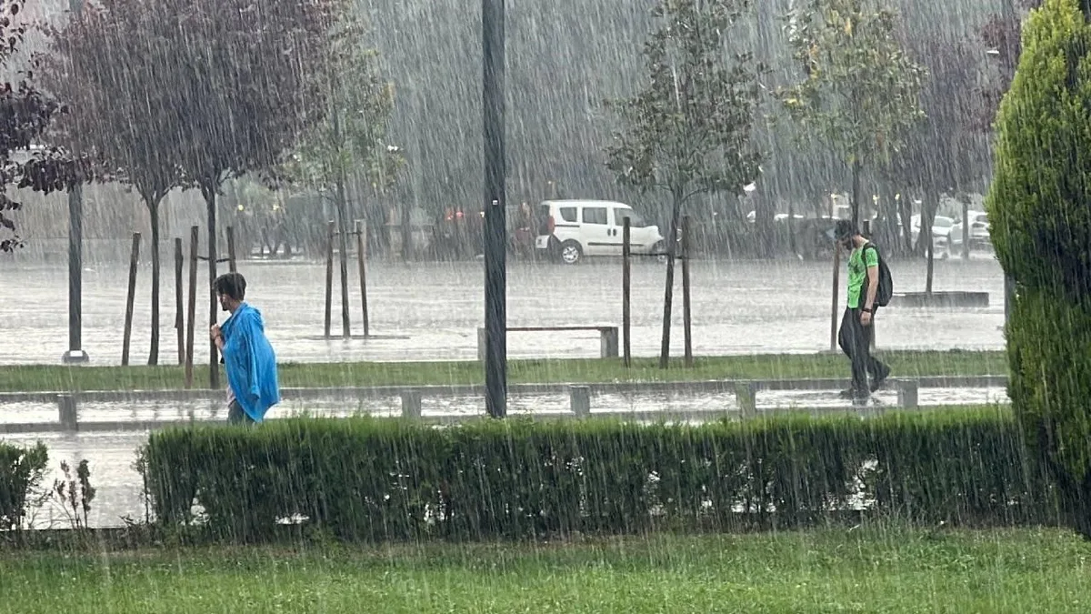 Meteoroloji'den Düzce ve Zonguldak İçin Şiddetli Yağış Uyarısı: Sel ve Heyelan Riski