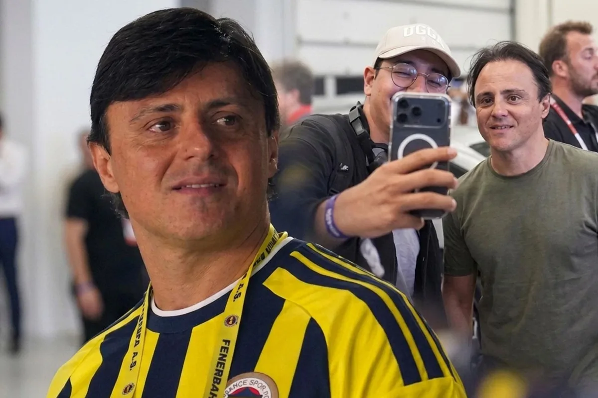 Formula 1 Efsanesi Felipe Massa, Fenerbahçe-Eyüpspor Karşılaşmasını Tribünden Takip Etti