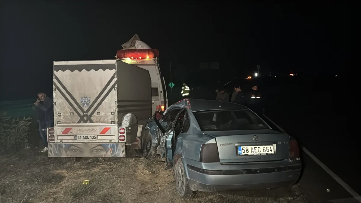 Sivas'ta Trafik Kazası: Tarım İşçilerini Taşıyan Minibüs ile Otomobil Çarpıştı