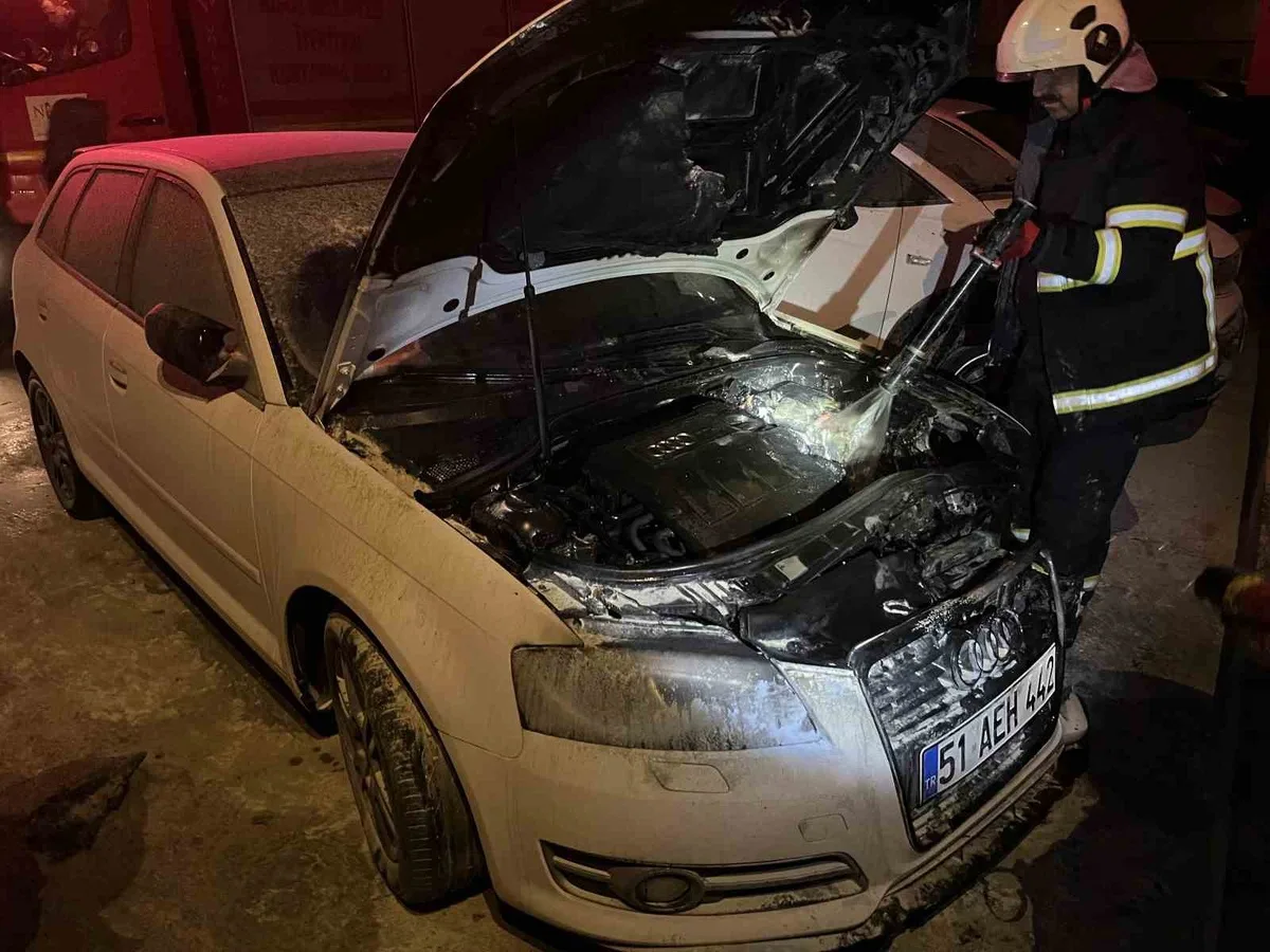 Niğde'de Sitenin Otoparkında Park Halindeki Otomobilde Yangın Çıktı