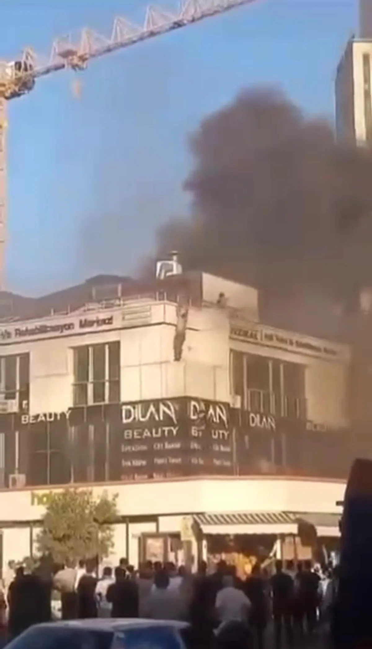 Ataşehir'de Market Yangını: Üst Katlarda Mahsur Kalanlar Çatıdan Atladı