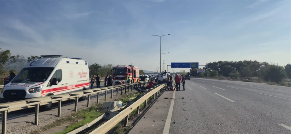 Balıkesir Susurluk'ta Trafik Kazası: Bariyerlere Çarpan Otomobilde 2 Kişi Yaralandı