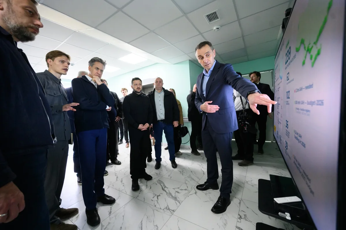 Zelenskiy ve İngiltere Dışişleri Bakanı Miliband Pryluky'de Yaralıları Ziyaret Etti