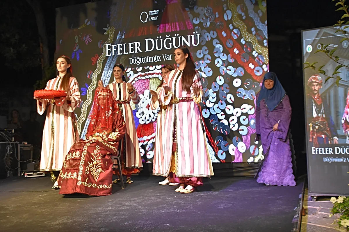 İzmir'de Tarihi Çakırağa Konağı'nda Geleneksel 'Efeler Düğünü' Canlandırıldı