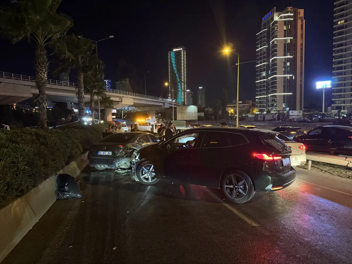 İzmir Konak'ta Zincirleme Trafik Kazası: 8 Araç Karıştı, 4 Kişi Yaralandı