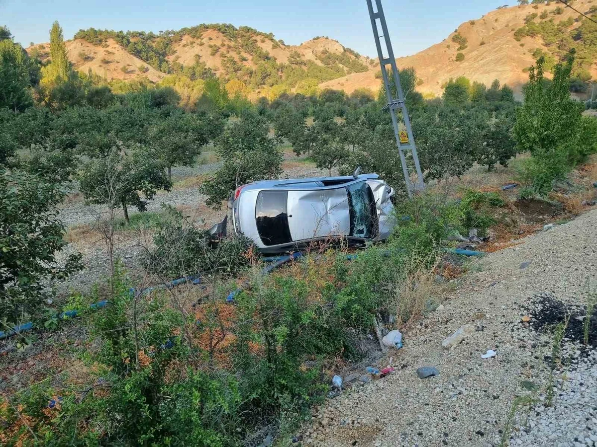 Adıyaman’da Otomobil Meyve Bahçesine Yuvarlandı: 4 Kişi Yaralandı