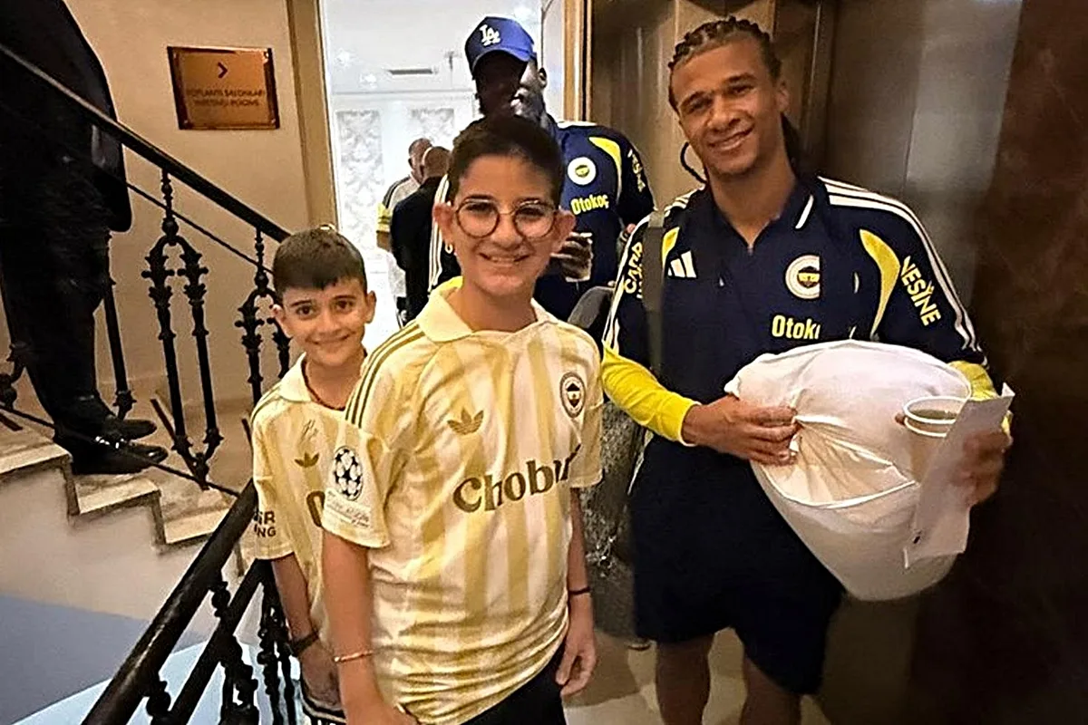 Fenerbahçeli Nathan Ake’nin Gaziantep’te Elinden Düşürmediği Yastığın Sırrı Çözüldü