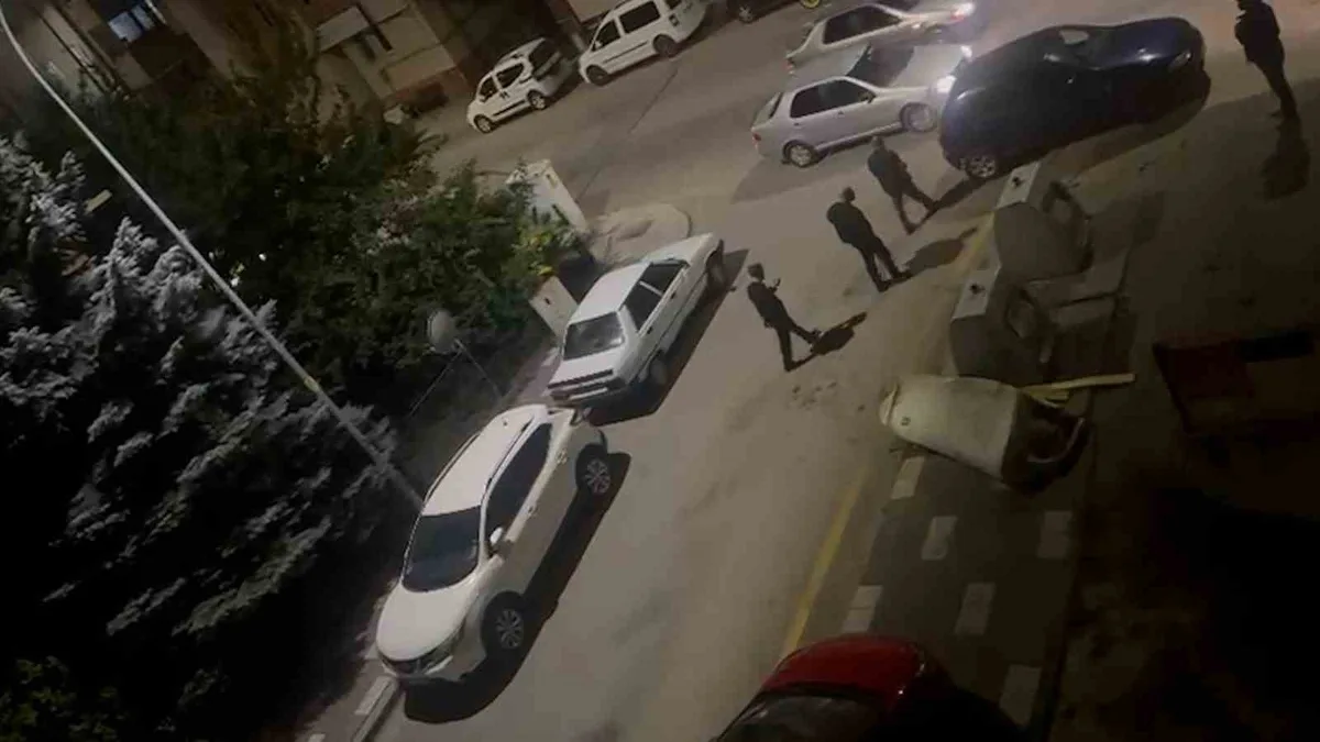 Bolu'da Sokak Ortasında Bıçaklı Kavga: Çevredekiler Müdahale Etti
